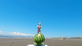 水着を脱がすと露になるプリプリ桃尻！817wwwwwwwwwwwww