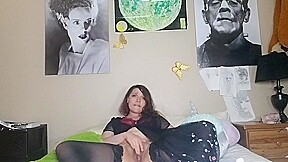 Amateur Slut Plays With Herself