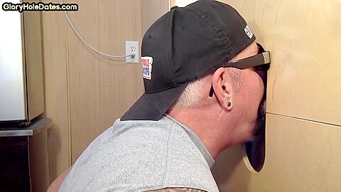 Amateur gaydaddy sucks gloryhole dick till cum in mouth