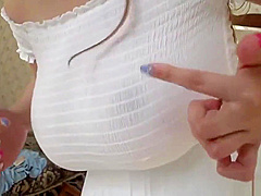 Anri Okita brincando com seus peitos gostosos