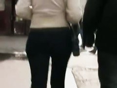 Attractive babe in hot tight jeans shakes her sexy booty