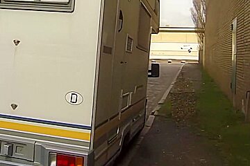 Blondine Fickt In Der Innenstadt Im Wohnmobil