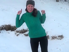 Brave Russian woman swims in the ice-cold water
