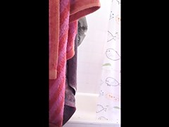 Candela usando la ducha de casa