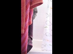 Candela usando la ducha de casa