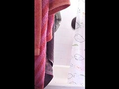 Candela usando la ducha de casa