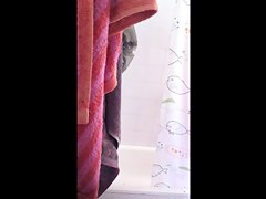 Candela usando la ducha de casa