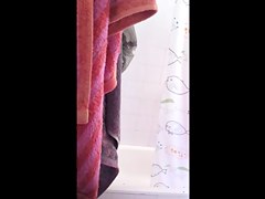 Candela usando la ducha de casa
