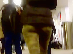 Candid - Young Babe In Tight Jeans