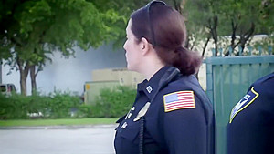 Car kicking criminal discusses with horny milf cops during arrest