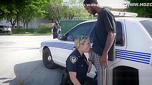 Car kicking criminal discusses with horny milf cops during arrest