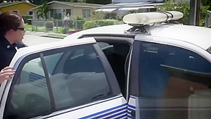 Car kicking criminal discusses with horny milf cops during arrest