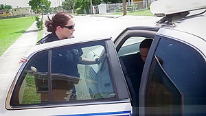 Car kicking criminal discusses with horny milf cops during arrest