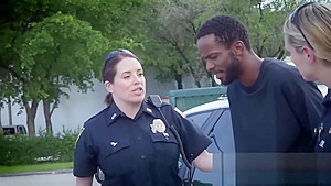 Car kicking criminal discusses with horny milf cops during arrest
