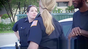 Car kicking criminal discusses with horny milf cops during arrest