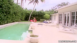 Dark-skinned Roxi boasts with her ass in paradise