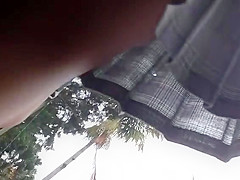 Dos chavitas bien ricas bajo sus faldas