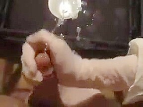 Ejaculation sur ses seins et sa chatte