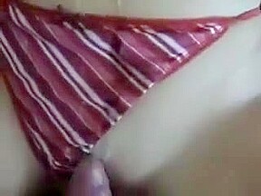 Ejaculation sur ses seins et sa chatte