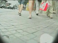 Girl in flip-flops shows her ass on the candid camera