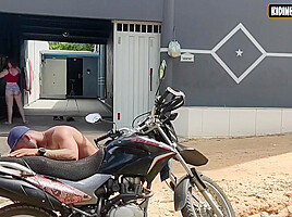 He Offered Help For Me To Ferrar In The Bath Visinho Esperto