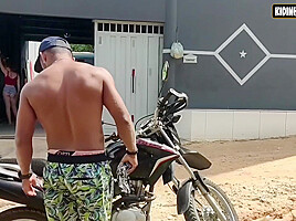 He Offered Help For Me To Ferrar In The Bath Visinho Esperto