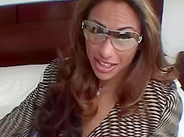 Hot Brazilian Slut Wants To Have A Quick Fuck On Her Lunch Break