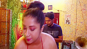 House Owner Seduces Her Sexy Servant For The Hot Massage