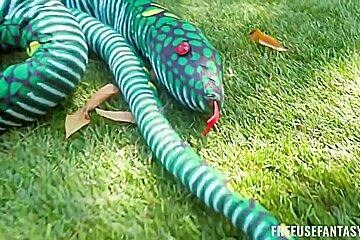 How To Handle His Snake - Fit Kitty And Yumi Sin