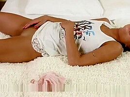 Ideal Chick Spreads Narrow Hole And Gets Devirginized