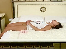 Ideal Chick Spreads Narrow Hole And Gets Devirginized