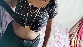 Indian Beutifull Bhabhi Pissing Black Saree Blouse