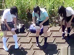 Japanese teenage skanks pissing