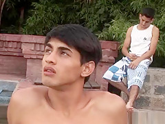 Jerking guy attracts a sunbathing twink