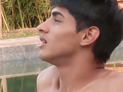 Jerking guy attracts a sunbathing twink