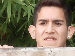 Jerking guy attracts a sunbathing twink