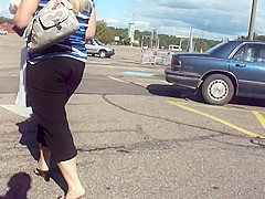 Jiggly Blonde Milf Splashin In Pants