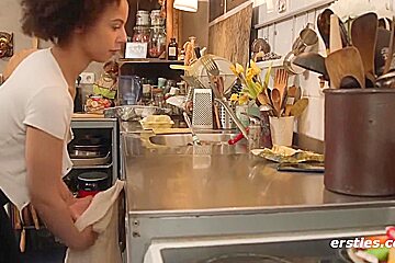 Kuchen Backen Und Heibe Kuchenspiele Mit Lia A - Curly Hair