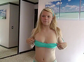 Little Taylor with natural tits teasing while workout