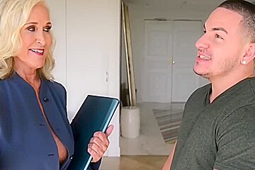 Mature Realtor Know How To Sell An Appartment