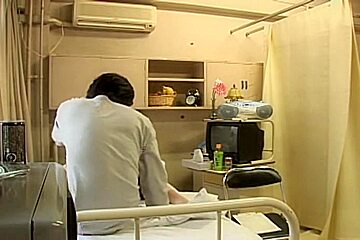 Nerdy Japanese gets her bum sprayed in Japanese sex video