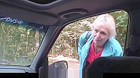 Old granny is getting screwed roadside