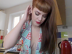 Perfect babe Zoe Page enjoys showing off her downblouse