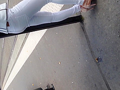 Petite qui attend le tram
