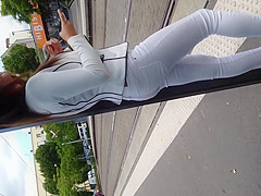 Petite qui attend le tram