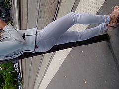 Petite qui attend le tram