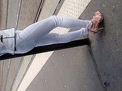 Petite qui attend le tram