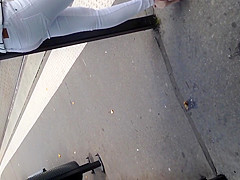 Petite qui attend le tram