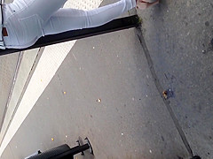 Petite qui attend le tram