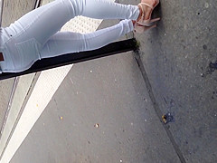 Petite qui attend le tram